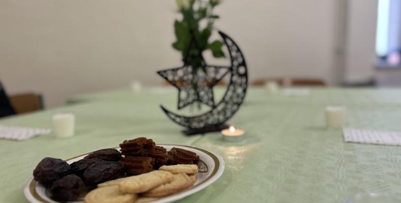 Am Fichte-Gymnasium fand ein gemeinsames Fastenbrechen mit muslimischen und nicht muslimischen Eltern und Geschwistern in der Schule statt.
