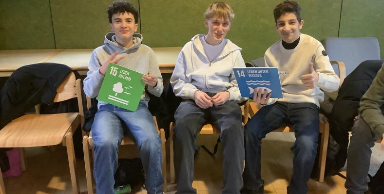 Wie kann unsere Welt nachhaltiger gestaltet werden? Genau dieser Problemstellung begegnet die Klasse 8c mit einem Projekt, das gemeinsam mit unserem Bildungspartner Veex e.V. auf die Beine gestellt wurde. 