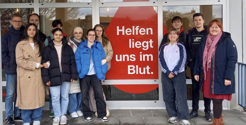 Am 31.03. unternahm der Schulsanitätsdienst eine Exkursion zum DRK Blutspendedienst West, um aus erster Hand Informationen zur Blutspende zu erhalten.