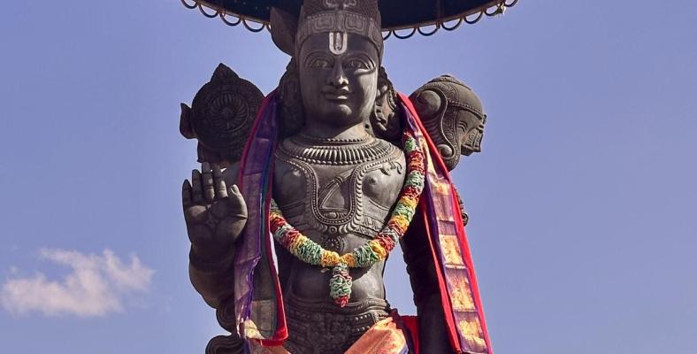 Am 15.05. besuchten einige Schüler*innen der Jahrgänge 9-EF einen Hindu-Tempel in Hamm.