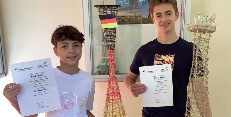 Marcel Akinschin (6a, links) mit seinem "SchwarzRotGold-Turm" und Maxim Akinschin (9a) mit seinem Turm "Supernova".