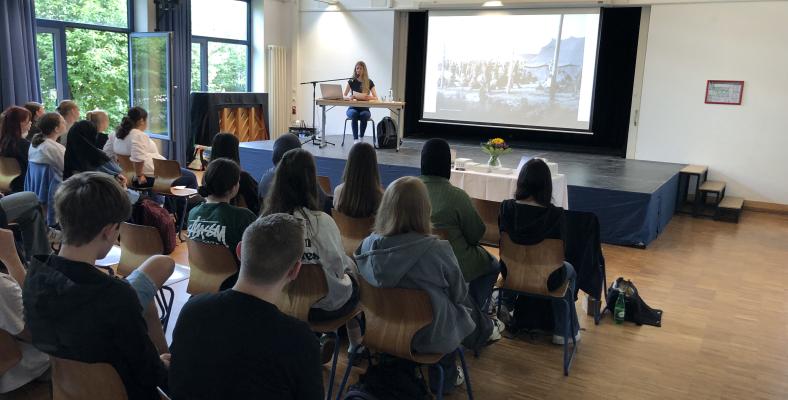 Am Mittwoch, den 18.6.2025, war die Autorin Celina Keute zu Gast am Fichte-Gymnasium und las aus ihrem Buch "Schüsse in der Stille".