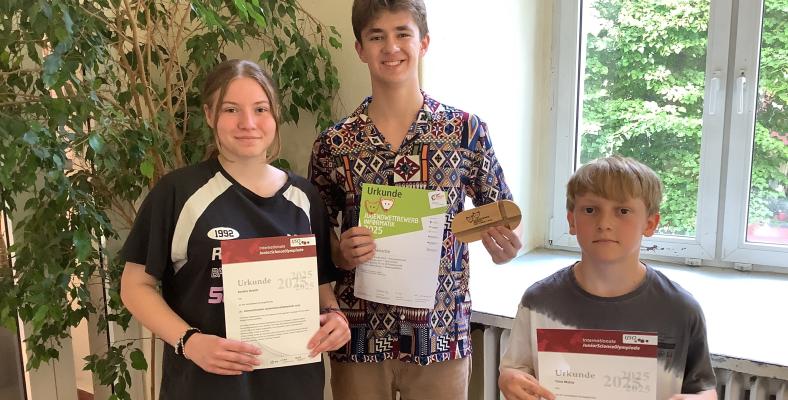 Insgesamt 5 Schülerinnen und Schüler haben für ihre erfolgreiche Teilnahme an der JuniorScienceOlympiade oder dem Jugendwettbewerb Informatik Urkunden und Preise erhalten.