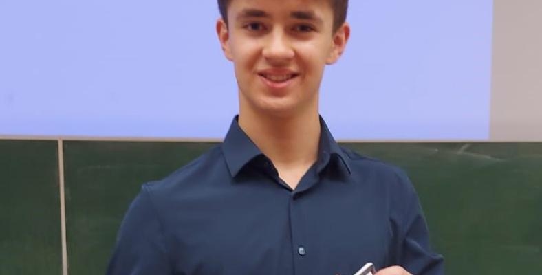 Maxim Akinschin erzielte den zweiten Platz in der theoretischen Klausur und den ersten Platz in der praktischen Prüfung.