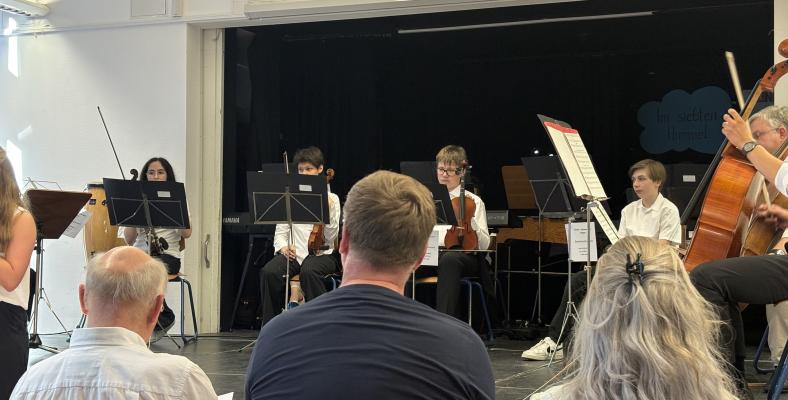 Das diesjährige Sommerkonzert in der Aula des Fichte-Gymnasiums bot ein reichhaltiges Angebot, das von Stücken aus der Renaissance bis in die Moderne reichte.