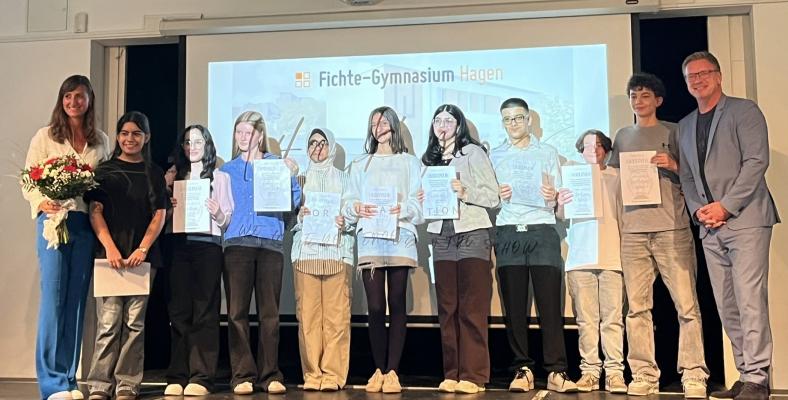 Auf dem Foto (von links nach rechts):  Dagmar Sixdorf (Projektleitung), Narin Bozkaya (9c), Talia Mantash (9c), Emilia Schnettler (9b), Imani Mansoor (9c), Ecrin Yilmaz (9a), Sadya Amin (9a), Aram Alali (9a), Baki Özdemir (9b), David Dimitrijoski (9b), Christian Fischer (Schulleitung)