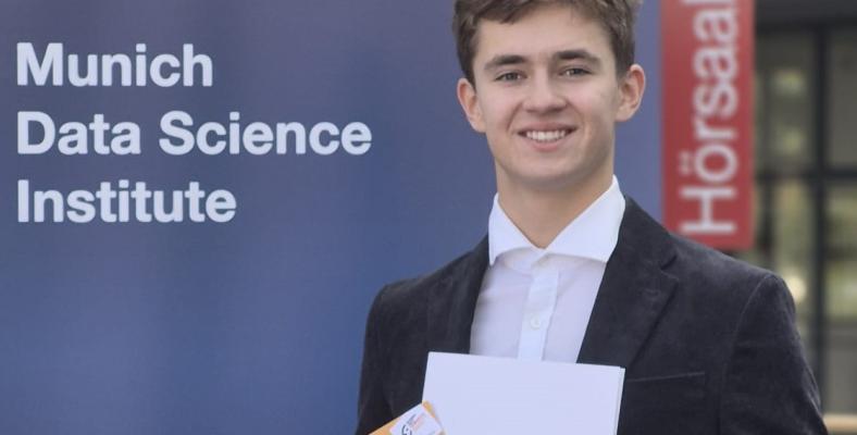 Maxim Akinschin, Schüler der Jahrgangsstufe 10 am Fichte-Gymnasium Hagen, gehörte zu den Finalistinnen und Finalisten der Endrunde des 43. Bundeswettbewerbs Informatik.