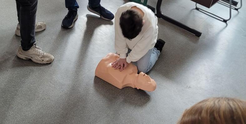 Neben der Vorgehensweise bei dem Auffinden einer bewusstlosen Person mit Atemkontrolle, Notruf und Herzdruckmassage,...