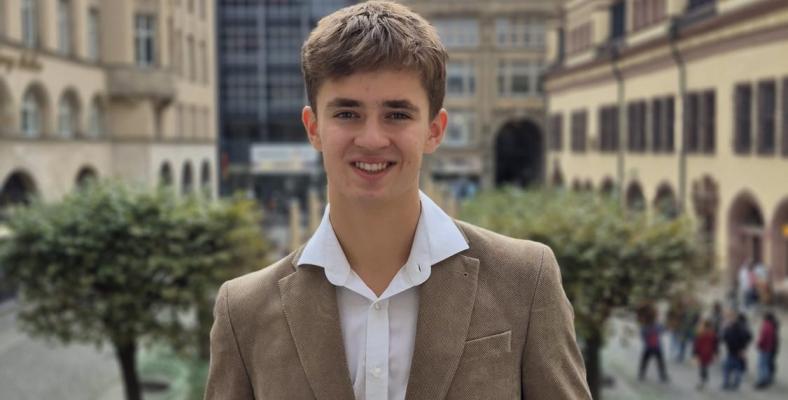 Vom 23. bis 27. September 2025 nahm Maxim Akinschin an der Bundesrunde von „Chemie – die stimmt!“ in Leipzig teil.