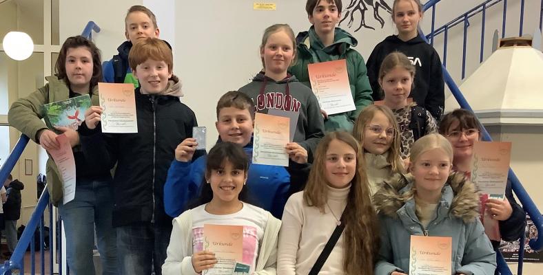 Einige der Teilnehmer*innen am Heureka-Wettbewerb nach der Überreichung der Urkunden und Sachpreise.