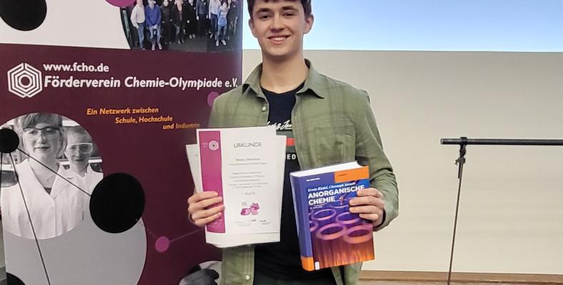 Maxim Akinschin bei der Siegerehrung der Landesrunde der Chemieolympiade.