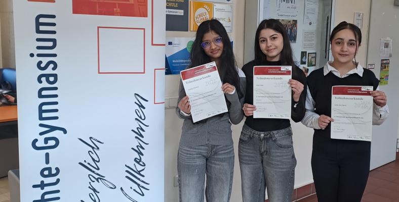 Lavanja Chandra, Nisa Colak und Svilla Joro Namo aus dem Wahlpflichtkurs Biologie/Chemie der Jahrgangsstufe 10 präsentieren ihren Urkunden.