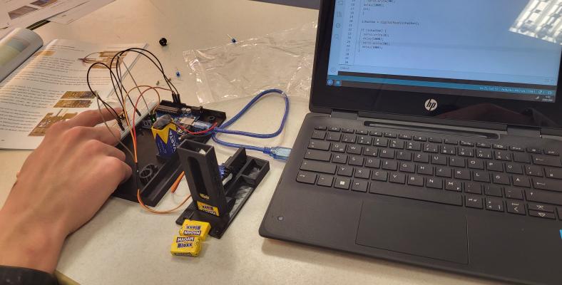 In einem der beiden Workshops wurde eine Spenderbox für Kaubonbons gefräst und programmiert.