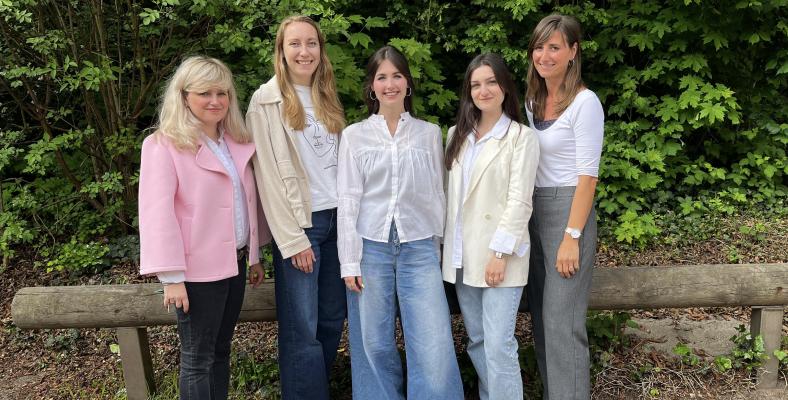Angelika Umerle (Ausbildungsbeauftragte), Antonia Begemann (Englisch, Sport), Pauline Fröhlich (Englisch, Kunst), Yasemin Vildan Yildirim (Sport, Biologie) und Dagmar Sixdorf (Ausbildungsbeauftragte) (v.l.n.r.).