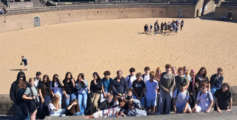 Die Lateinkurse der Jgst. 8 im Amphitheater in Xanten