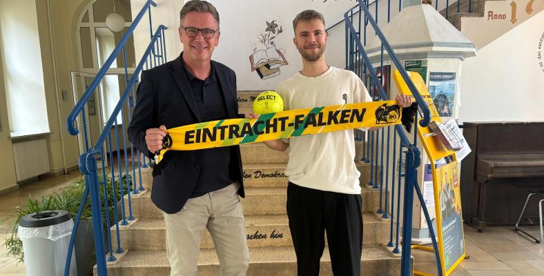 Schulleiter Christian Fischer und Eintracht-Jugendkoordinator Rafahel Blesch