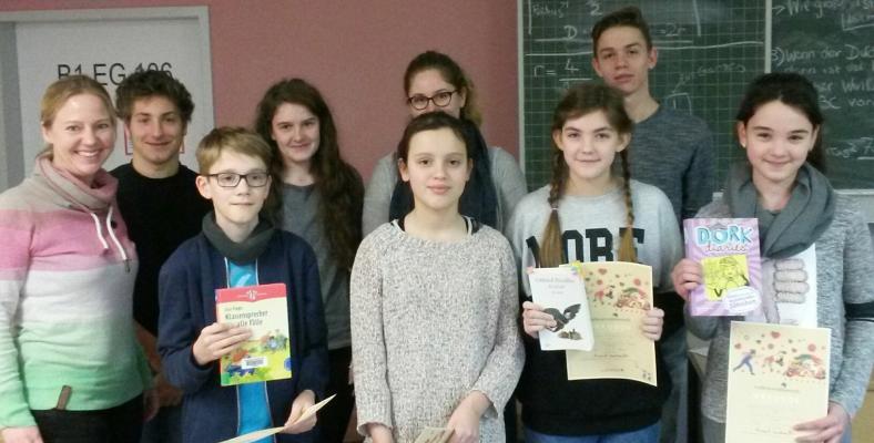 Die Teilnehmer und Jurymitglieder des Lesewettbewerbs 2016 mit Sieger Luis Ahring im Vordergrund