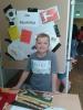 Schüler der fünften Jahrgangsstufe vor seinem Infostand zum Thema Deutsche Fußball Bundesliga.