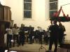 Das Orchester des Fichte-Gymnasiums spielte vorweihnachtliche Musik im Altarraum.