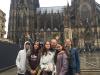 Ein gemeinsames Gruppenfoto auf dem Vorplatz des Kölner Doms.