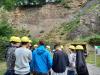 Außerhalb des Bergwerks wurde den Schüler*innen an einem Steinbruch erklärt, welche Rohstoffe, wie Kohle, Sandstein und Schiefer, in dem Berg vorkommen.
