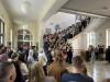 Auf der Treppe wurden zunächst zwei Musikstücke aller drei Klassen zusammen gezeigt.